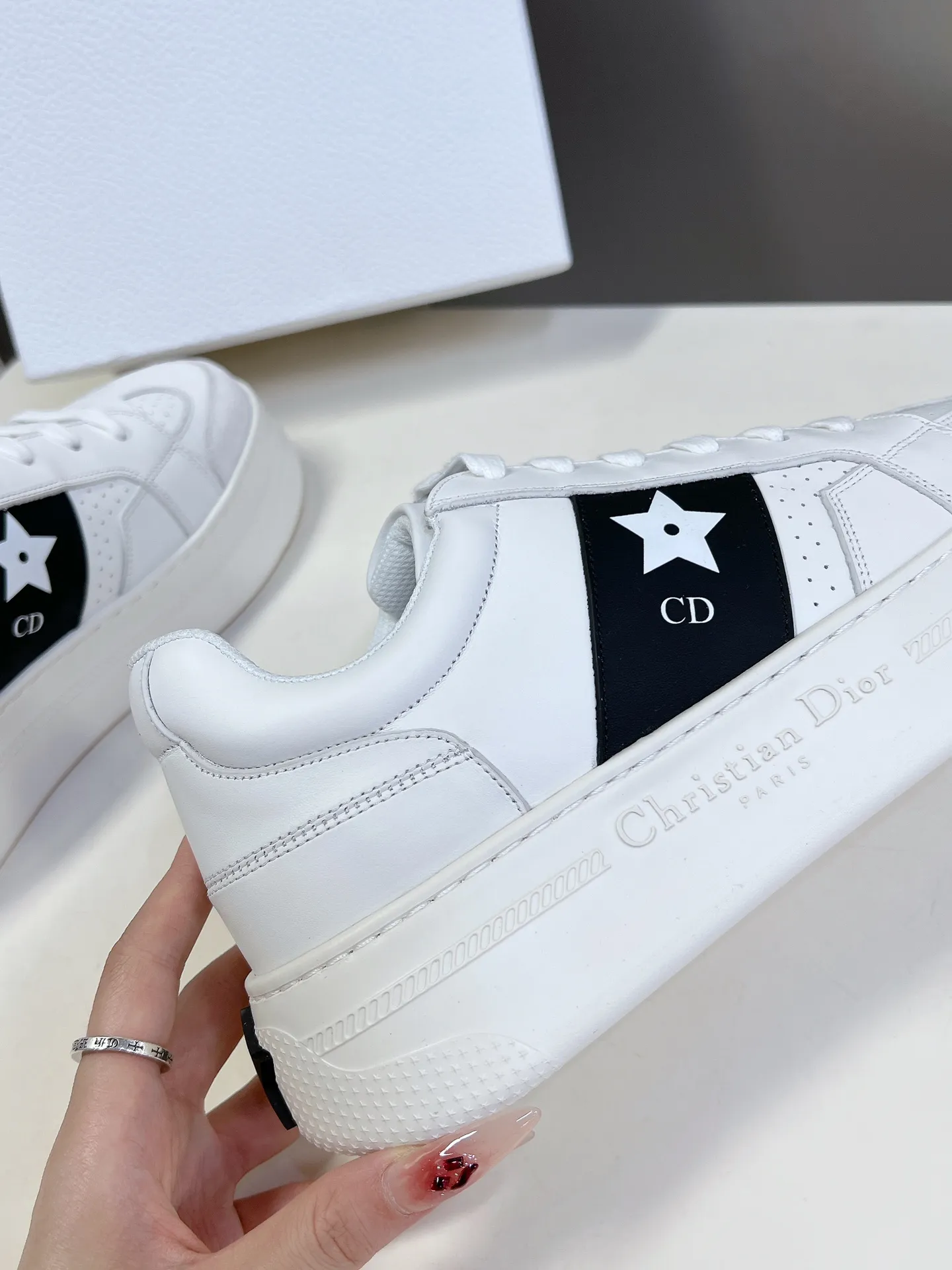 👟👟Ex-factory price 640👟👟 Dior's new platform shoes thick-soled casual shoes. Purchased and developed from Taikoo Hui RMB 16,400. These Dior Star sneakers continue the timeless silhouette and are carefully made of cow leather, so they are particularly comfortable on the feet. They are decorated with tonal suede panels and metal stars to decorate the lace eyelets to enhance the style. The lightweight style is matched with the "Christian Dior" logo thin sole, suitable for all seasons, and can be matched with all kinds of casual looks to add a finishing touch. Classic and super durable. The upper is stitched with cowhide. The original IP outsole height is 4CM. Size: 35-41. A full set of counter synchronized gift boxes 💝 packaging
